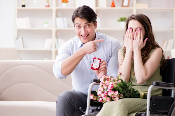 Man die huwelijksaanzoek doet aan gehandicapte vrouw in een rolstoel — Stockfoto