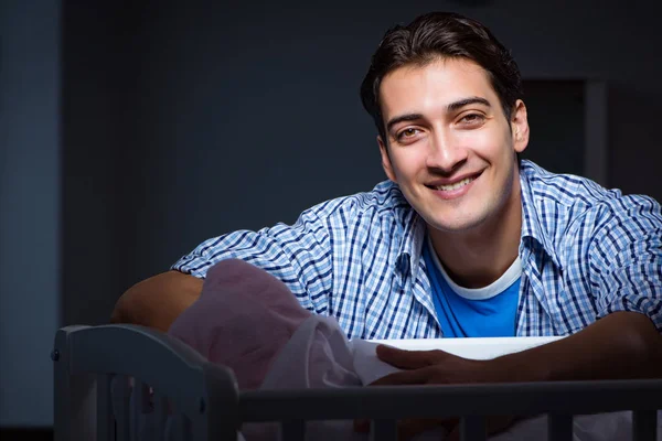 Papá feliz cuidando al bebé recién nacido por la noche — Foto de Stock