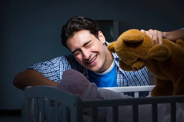 Papá feliz cuidando al bebé recién nacido por la noche — Foto de Stock