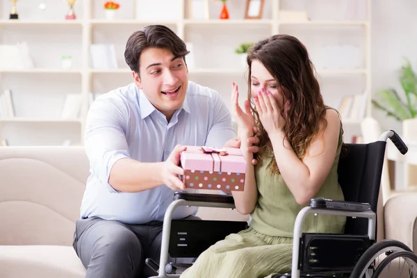 Hombre haciendo propuesta de matrimonio a mujer discapacitada en silla de ruedas —  Fotos de Stock