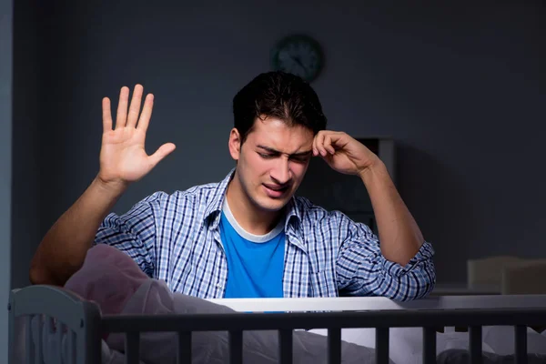 Jovem pai sob estresse devido ao bebê chorando à noite — Fotografia de Stock