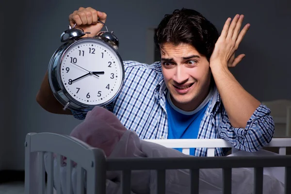 Giovane padre sotto stress a causa del bambino che piange di notte — Foto Stock