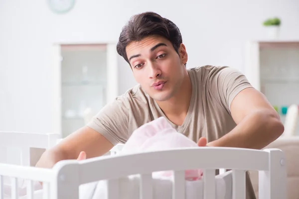 Jonge vader genieten van tijd met pasgeboren baby thuis — Stockfoto