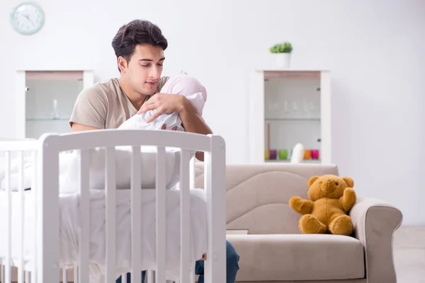 Padre joven disfrutando del tiempo con el bebé recién nacido en casa — Foto de Stock