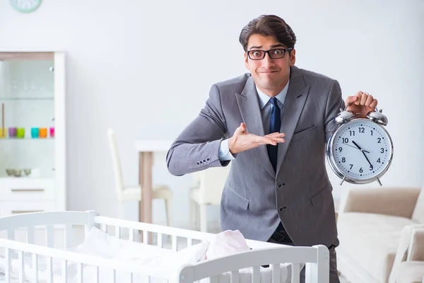 Giovane uomo d'affari che cerca di lavorare da casa prendersi cura del neonato — Foto Stock