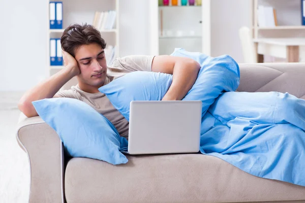 Homem trabalhando até tarde em seu laptop em casa — Fotografia de Stock