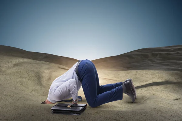 Empresario escondiendo su cabeza en la arena escapando de los problemas — Foto de Stock