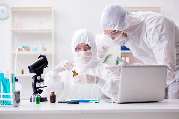 To kjemikere som jobber i laboratoriet – stockfoto