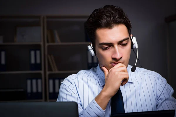 Call center operator in gesprek met de klant tijdens de nachtdienst — Stockfoto