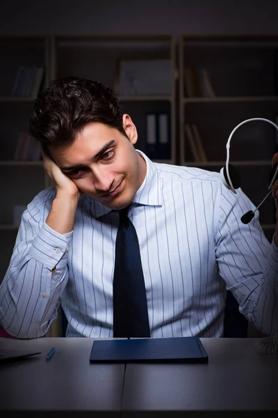 Moe en uitgeputte telefoniste tijdens de nachtdienst — Stockfoto