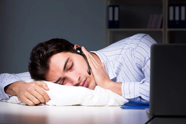Unavený a vyčerpaný asistent operátora během noční směny — Stock fotografie