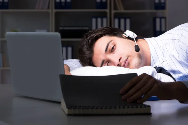 Operador de helpdesk cansado e exausto durante o turno da noite — Fotografia de Stock