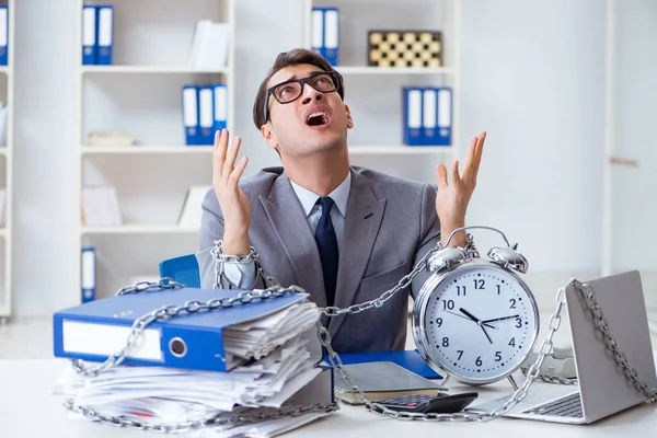 Busy employee chained to his office desk — Stock Photo, Image