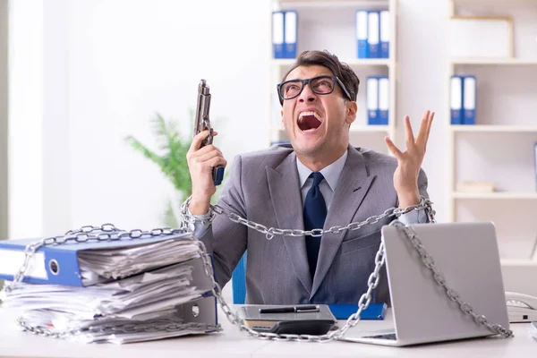Beschäftigter Angestellter an Schreibtisch gekettet — Stockfoto