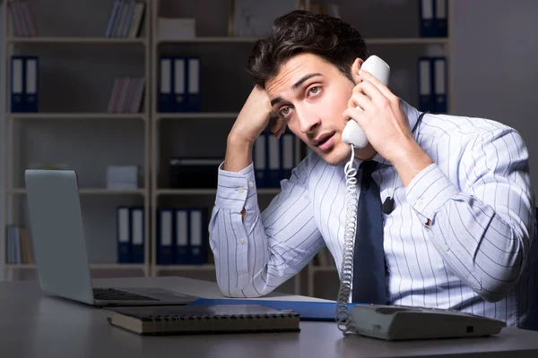 Moe en uitgeputte telefoniste tijdens de nachtdienst — Stockfoto