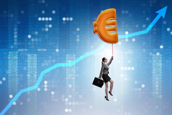 Mujer de negocios volando en euro signo inflable globo — Foto de Stock