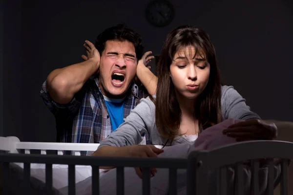 Junge Eltern nachts schlaflos mit Neugeborenem — Stockfoto