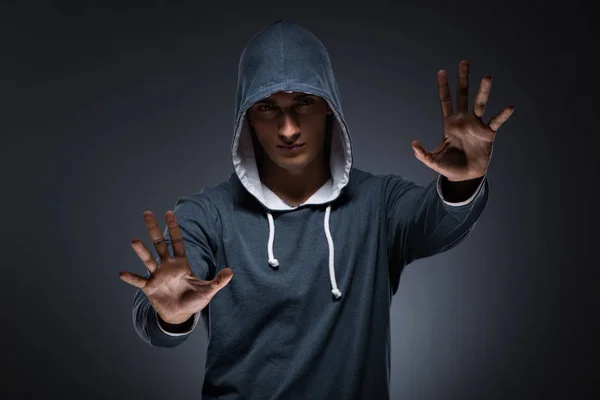 Jeune homme portant un sweat à capuche appuyant sur des boutons virtuels — Photo