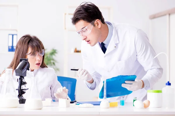 Два лабораторных врача тестируют пищевые продукты — стоковое фото
