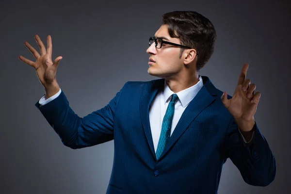 Empresario presionando botones virtuales sobre fondo gris —  Fotos de Stock