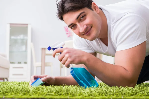 Genç adam evde yerleri temizliyor. — Stok fotoğraf