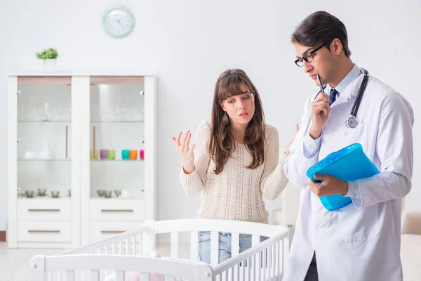 Dokter legt uit aan jonge moeder — Stockfoto