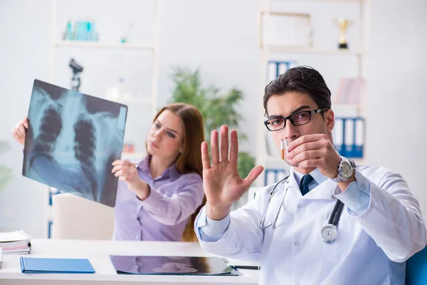 Läkare undersöker röntgenbilder av patienten — Stockfoto