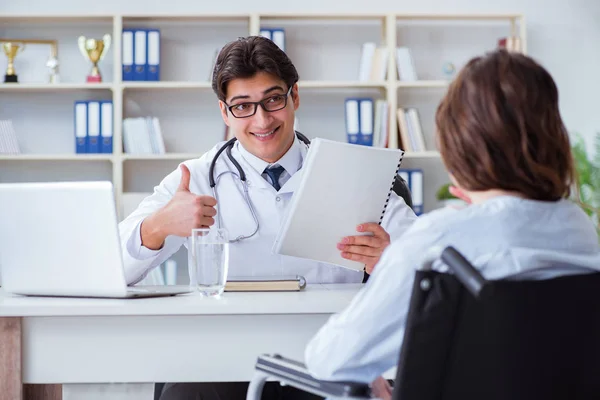 女性患者訪問男性医師のために定期的なチェックアップでホップ — ストック写真