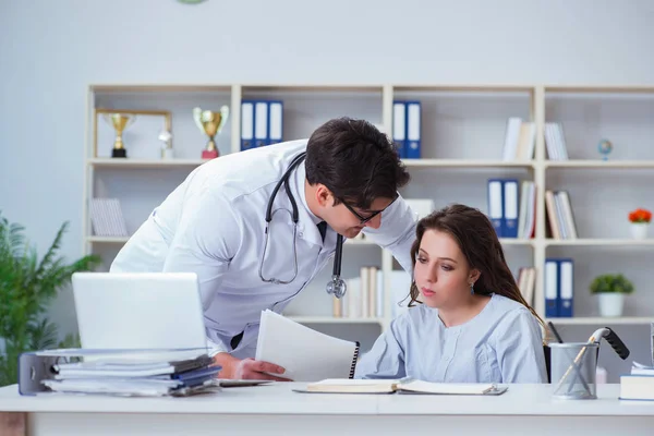 Kvinnlig patient besöker manlig läkare för regelbunden kontroll i hosp — Stockfoto