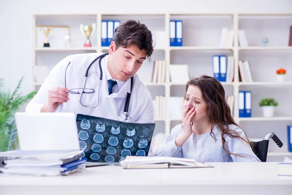 Läkaren känner sig pessimistisk om röntgenbild av patienten — Stockfoto