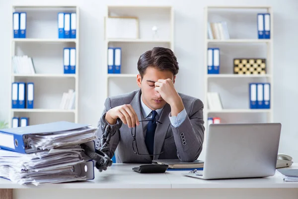 чоловік втомлений, стіл завалений паперами