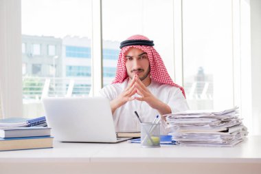 Ofiste çalışan Arap işadamı.