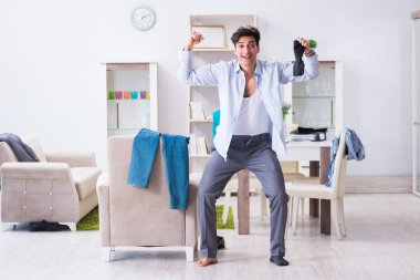 İş adamı gece mesaisinden sonra uyuyakaldığı için ofise geç kaldı.