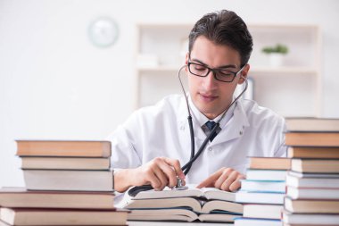 Tıp öğrencisi üniversite sınavlarına hazırlanıyor.