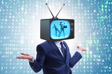 Televizyon bağımlısı bir adam.