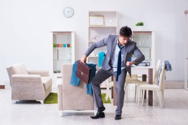 İş adamı gece mesaisinden sonra uyuyakaldığı için ofise geç kaldı.