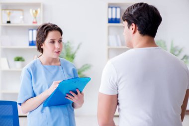 Hastanedeki her yıl düzenli kontroller için gelen hasta. 