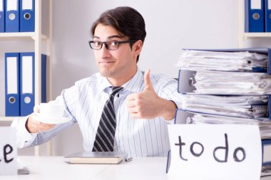 İş adamı yapılacaklar listesi üzerinde çalışıyor