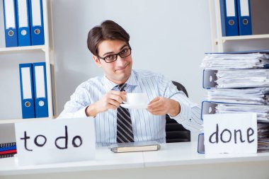 İş adamı yapılacaklar listesi üzerinde çalışıyor