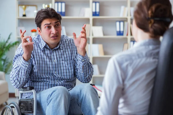 Patient visiting psychotherapist to deal with consequences of tr — Stock Photo, Image