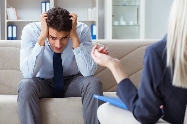 Junger Mann besucht Psychiater zur Beratung — Stockfoto