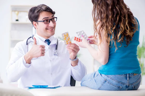 Médico visitante del paciente para un chequeo periódico anual en el hospital — Foto de Stock