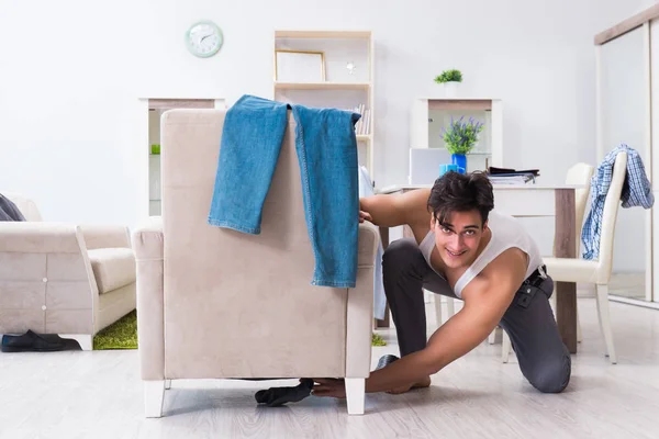 Empresário atrasado para o escritório devido a dormir demais após a noite de trabalho — Fotografia de Stock