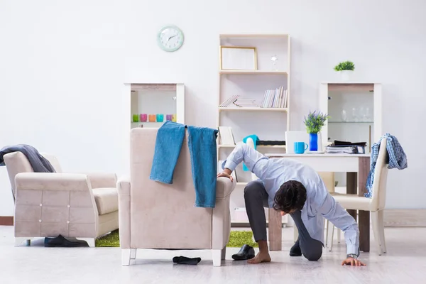 Empresário atrasado para o escritório devido a dormir demais após a noite — Fotografia de Stock