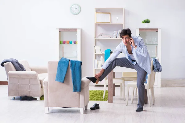 Empresário atrasado para o escritório devido a dormir demais após a noite de trabalho — Fotografia de Stock