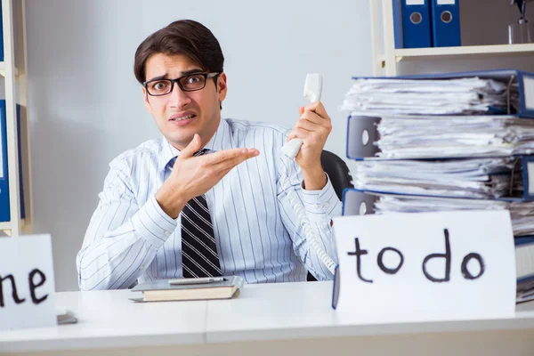 Geschäftsmann hält seine To-do-Liste nicht ein — Stockfoto