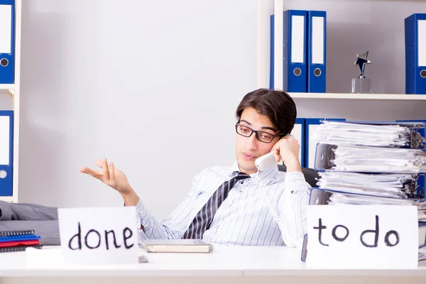 Empresario trabajando en su lista de tareas pendientes — Foto de Stock