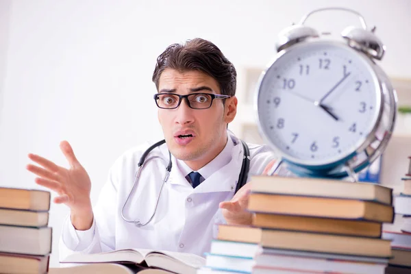 Studente di medicina a corto di tempo per gli esami — Foto Stock