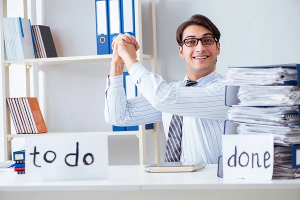 Empresário trabalhando em sua lista de afazeres — Fotografia de Stock