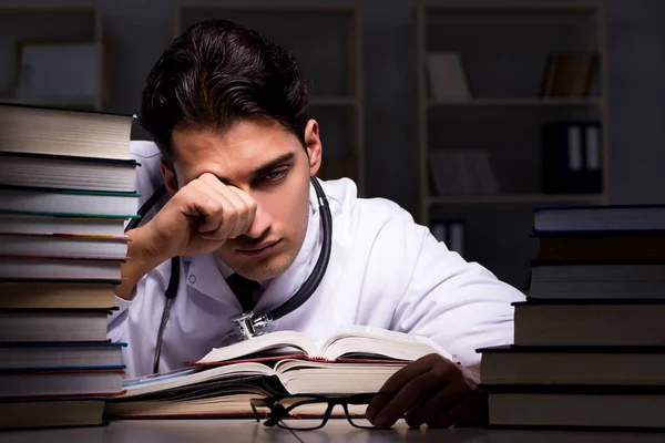 Медичний студент готується до університетських іспитів вночі — стокове фото